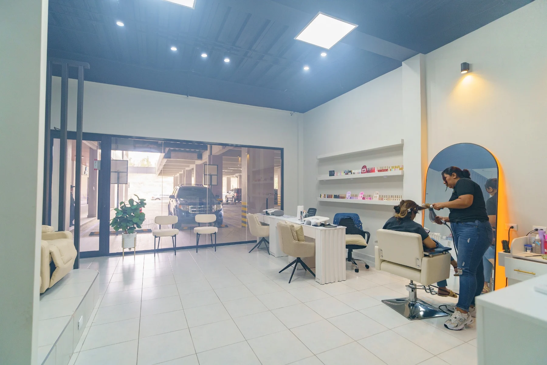 Atención de belleza dentro de Grace Nail Spa