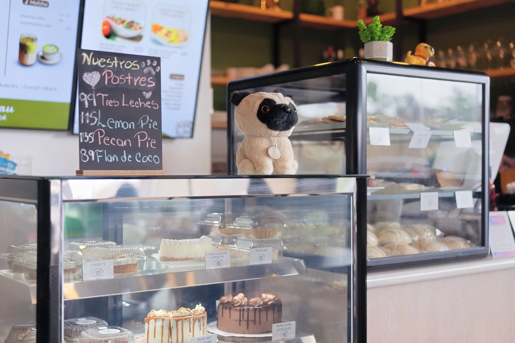 Postres y repostería de Guau Café en City Plaza