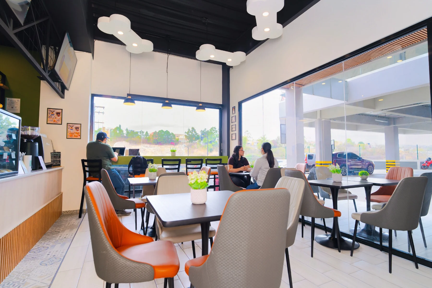 Personas compartiendo en Guau Café, City Plaza