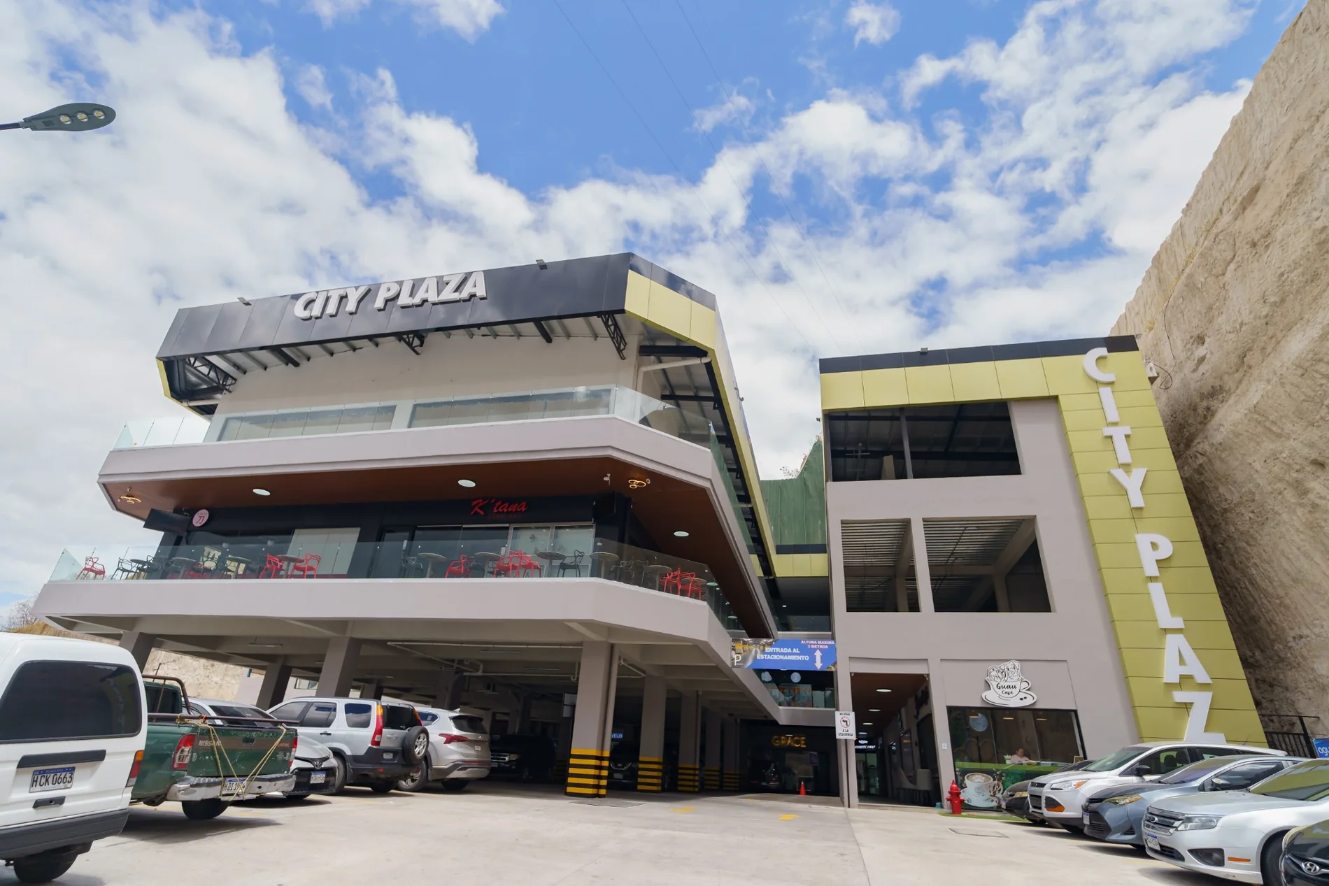 Fachada y acceso a City Plaza en Tegucigalpa